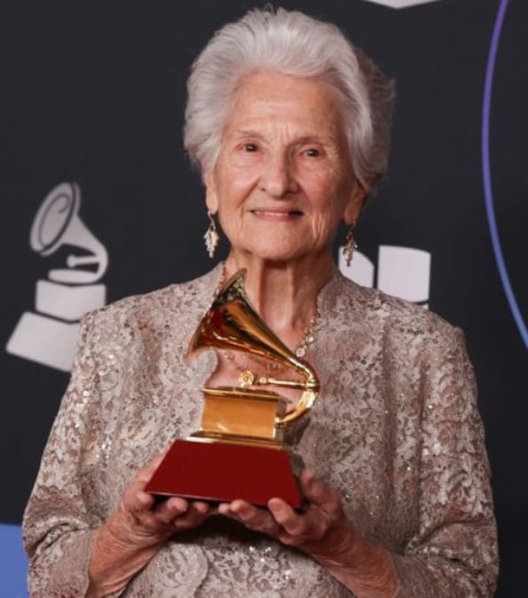 95enne Angela Alvarez vince il suo primo Grammy