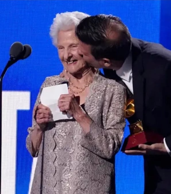 95enne Angela Alvarez vince il suo primo Grammy