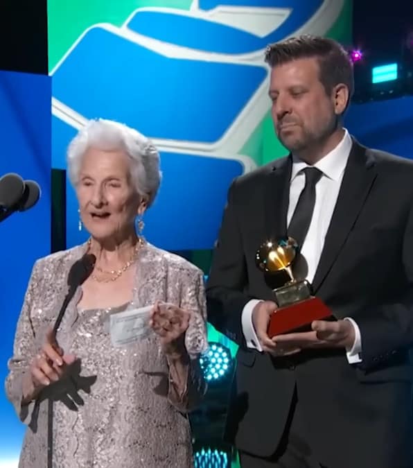 95enne Angela Alvarez vince il suo primo Grammy