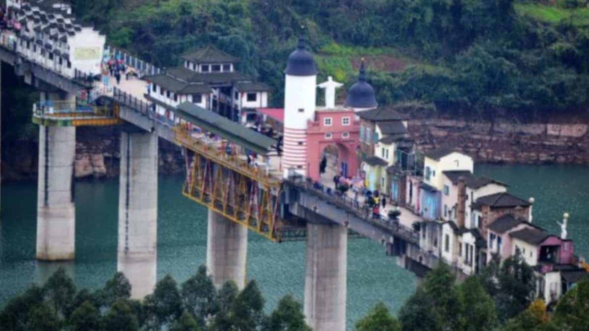 Il fascino unico delle case costruite su ponti a Chongqing