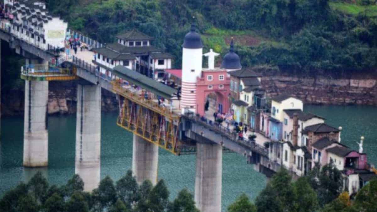 Le persone hanno costruito delle cose sul ponte e vi risiedono come fosse una normale città