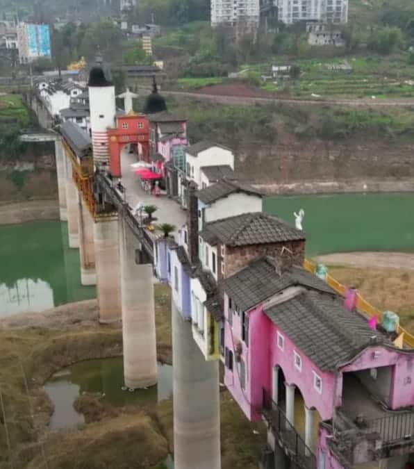 Il fascino unico delle case costruite su ponti a Chongqing