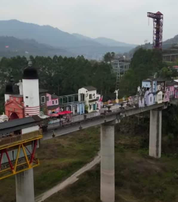 Il fascino unico delle case costruite su ponti a Chongqing