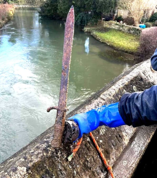 Trevor Penny ritrova antica spada vichinga in un fiume