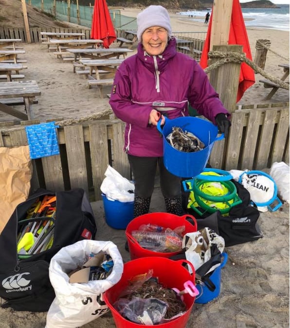 L'incredibile storia di donna di 70 anni che ha pulito 52 spiagge da sola