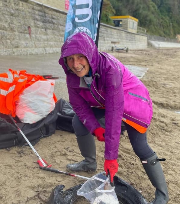 L'incredibile storia di donna di 70 anni che ha pulito 52 spiagge da sola