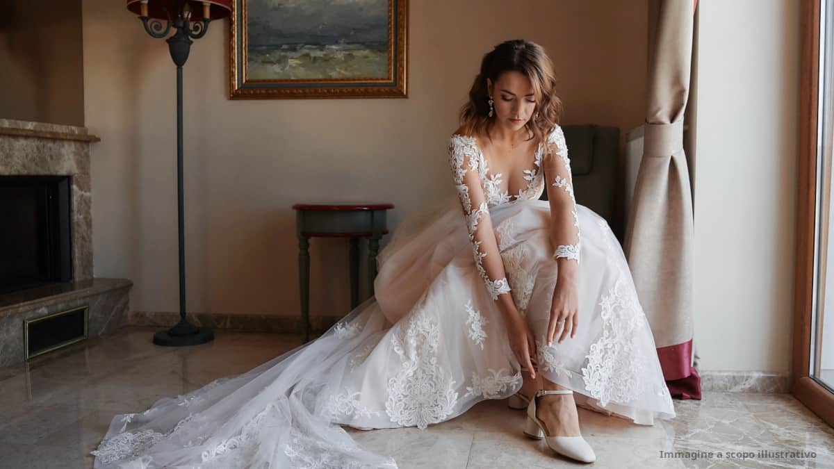 La sposa sceglie la semplicità di un prendisole bianco per il suo matrimonio