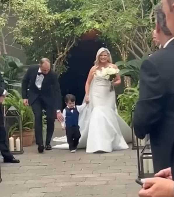 il momento magico tra madre e figlio al matrimonio diventa virale