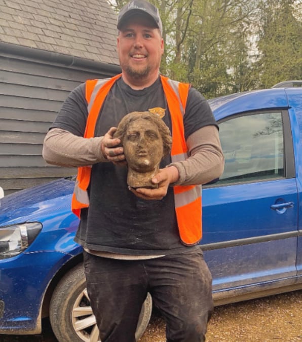 Statua Romana ritrovata nel terreno durante i lavori di costruzione di un parcheggio