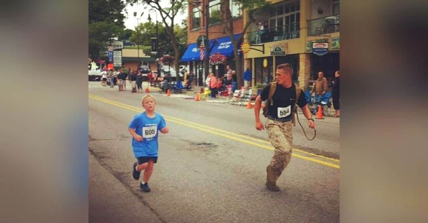 Marine rinuncia a vincere la maratona di 5 km dopo aver sentito il bambino dire “corri con me?”
