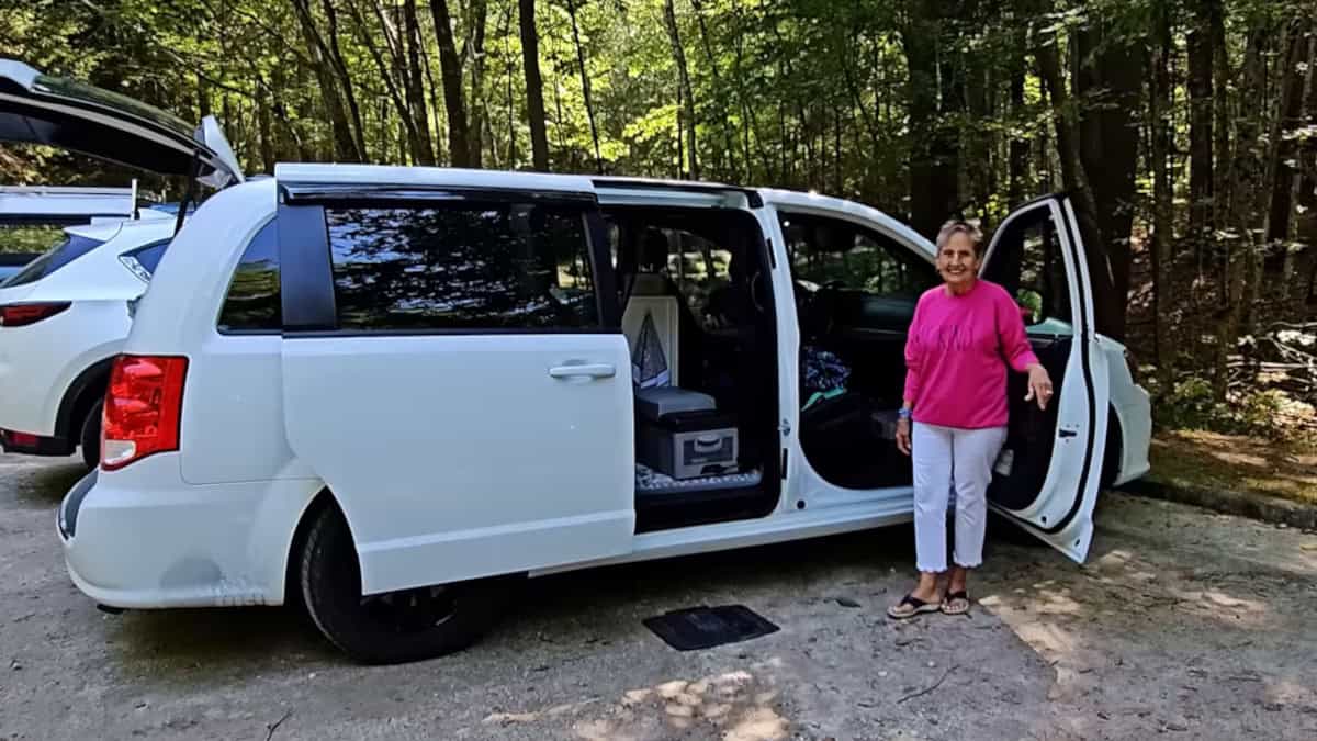 la trasformazione dell'auto di Evelyn in una casa mobile