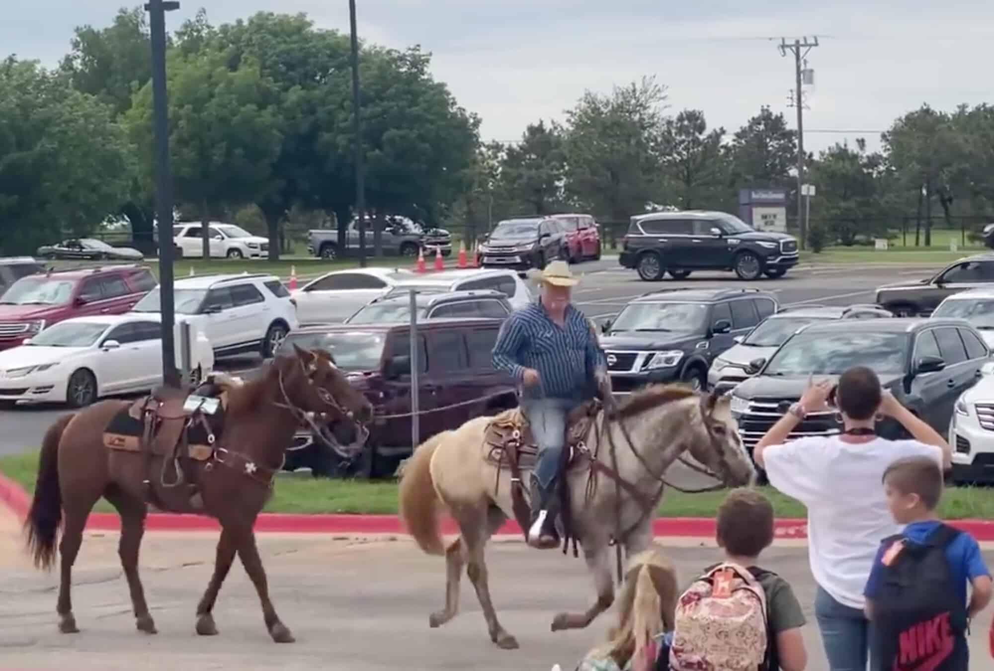 Papà va a prendere il figlio l’ultimo giorno di scuola a cavallo per mantenere viva la sua tradizione (Video)