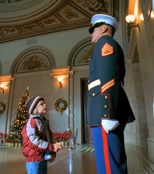 Quando un marine regala gioia a un bambino con un semplice gesto