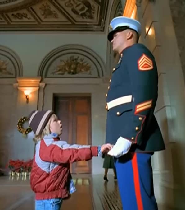 Quando un marine regala gioia a un bambino con un semplice gesto