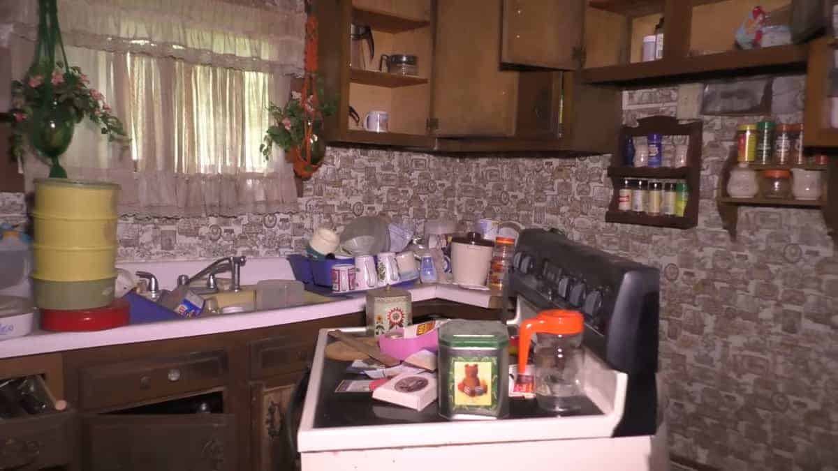 uomo visita la casa abbandonata della nonna e trova una stanza segreta