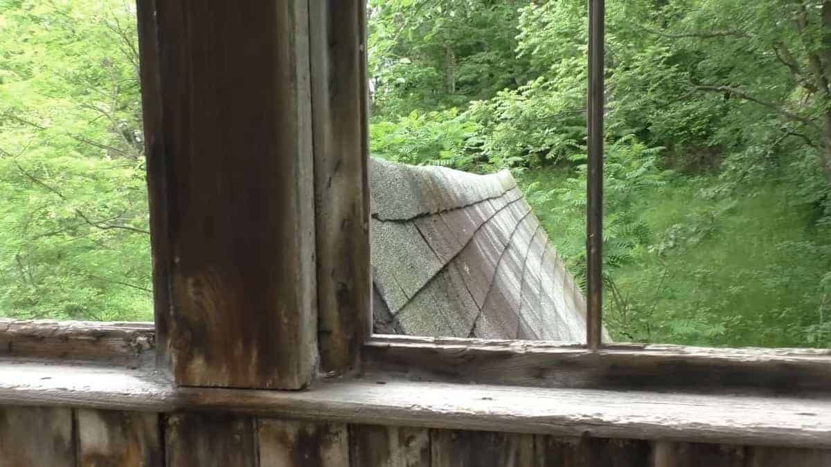 uomo visita la casa abbandonata della nonna e trova una stanza segreta