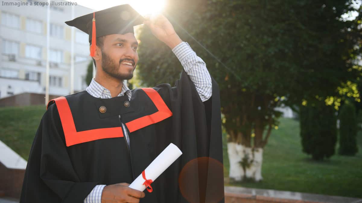 Giovane omette la matrigna dalla cerimonia di laurea dopo che lei gli ha chiesto di escludere sua madre