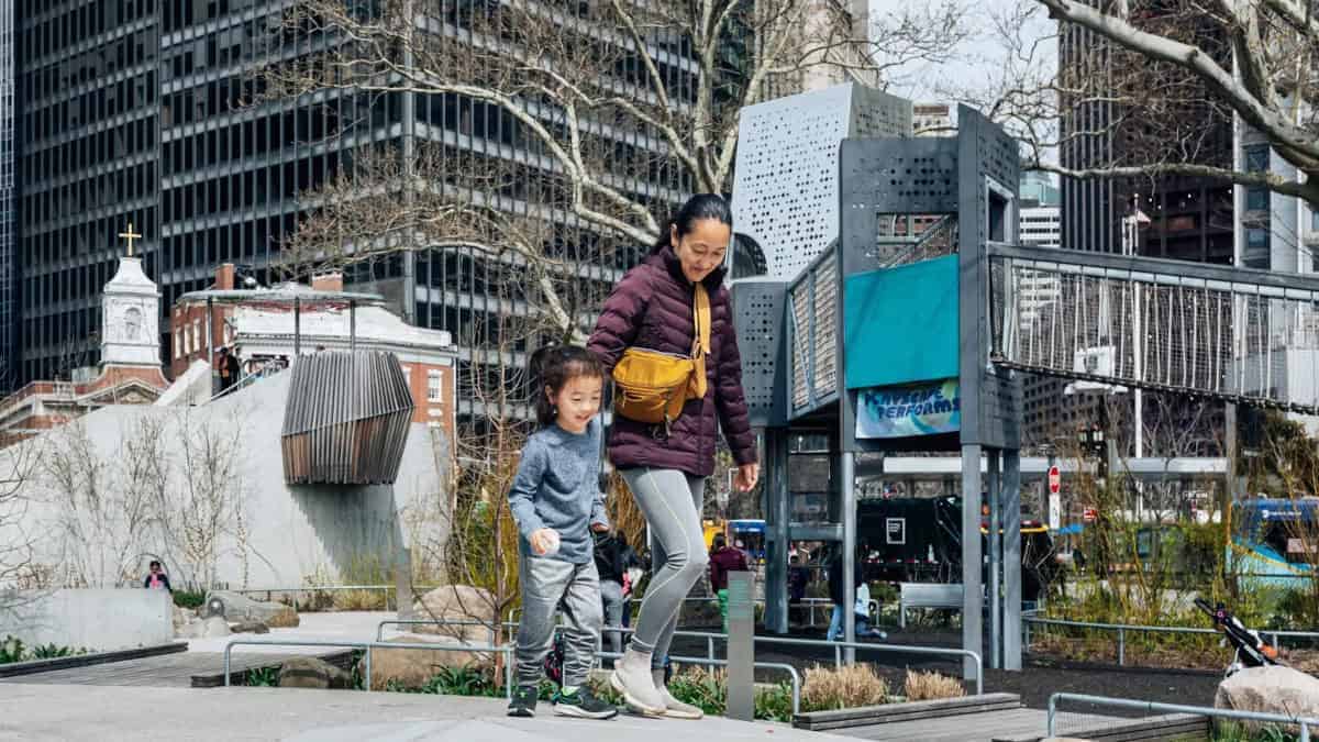 Mamma multata per la pipì del figlio di 4 anni nel parco