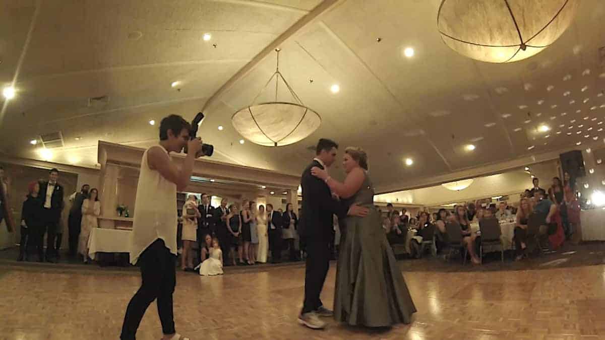 Il giovane sposo e la sua mamma sbalordiscono gli invitati al matrimonio, lanciandosi in una performance di ballo da brividi