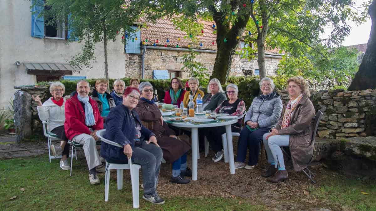 11 Amici stretti, con un’età tra i 65 e gli 85 anni, hanno costruito una grande casa per evitare le case di riposo