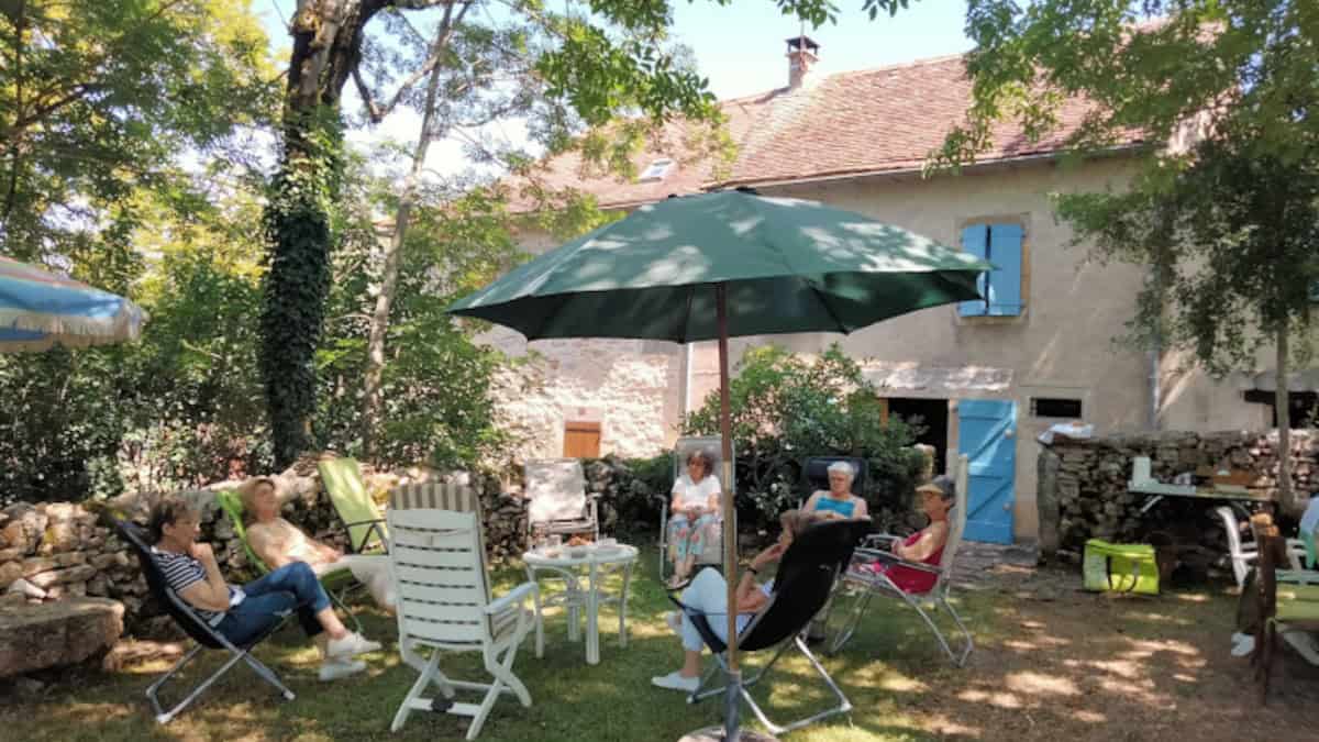 Amici di una vita trasformano una casa in un rifugio per la vecchiaia