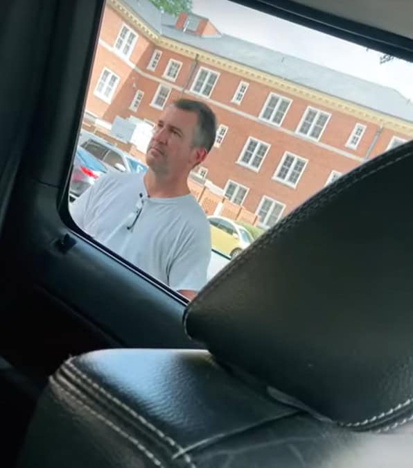 il commovente video di un padre mentre accompagna la figlia al college