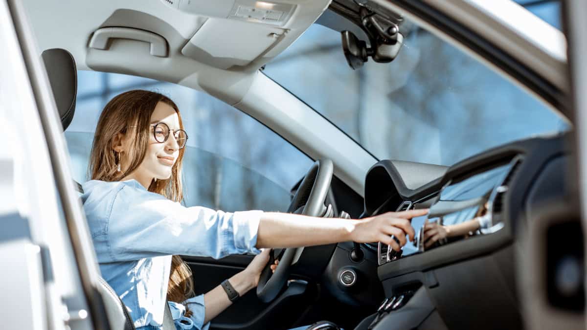 La vera utilità delle maniglie sopra i finestrini in auto